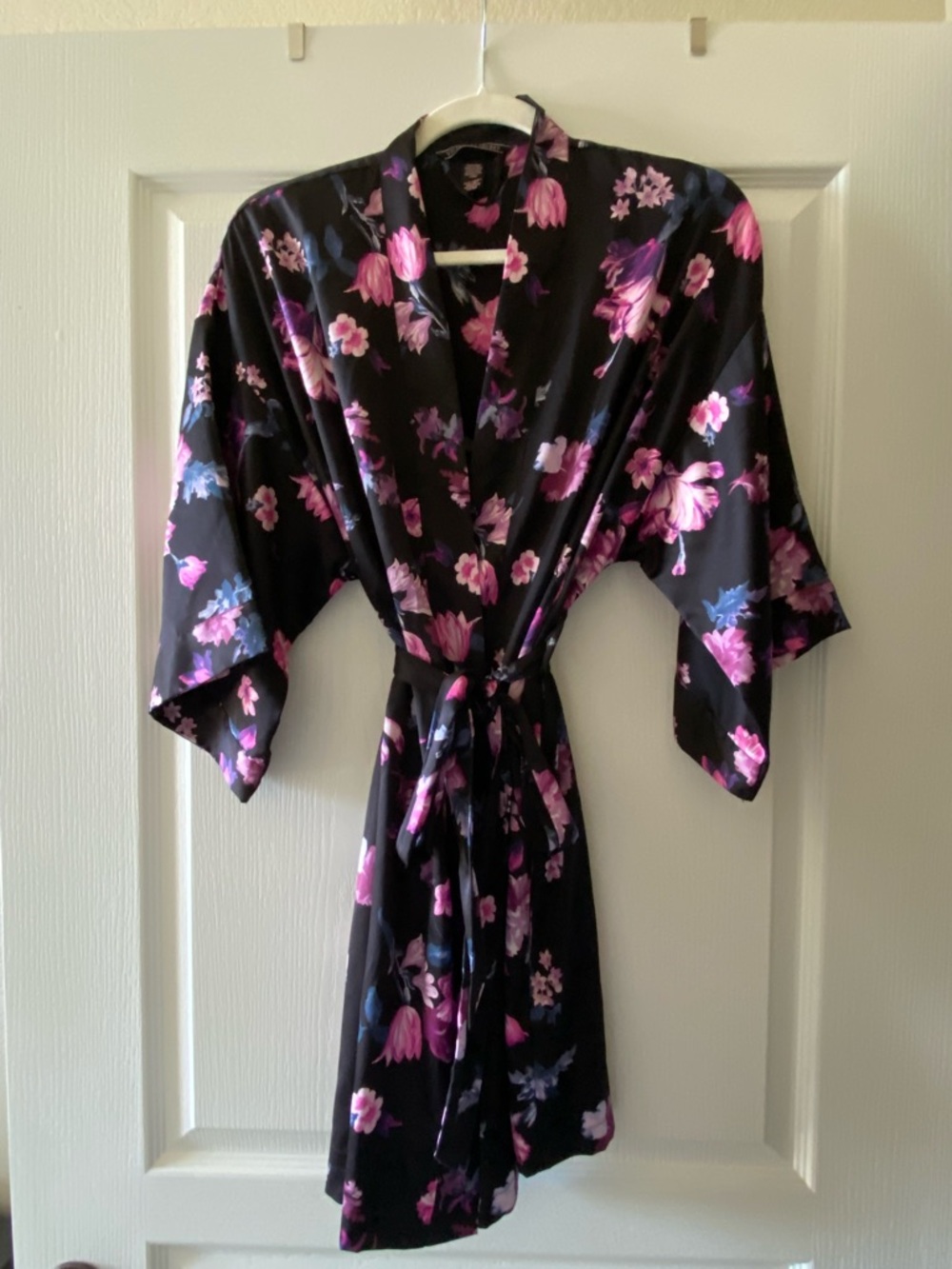 Victoria's Secret short satin robe, Black Floral. Size XS. Great condition.